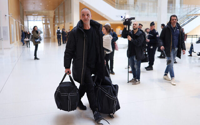 L'escroc français Marco Mouly arrive au tribunal de justice après qu'un juge d'application des peines a révoqué la peine avec sursis qu'il purgeait dans l'affaire de l'escroquerie à la taxe sur la valeur ajoutée (TVA) dite "Vendome Trading", à Paris, le 13 mars 2024. (Crédit : Thomas SAMSON / AFP)