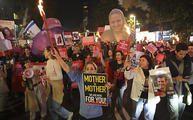 Des manifestants brandissant des pancartes lors d'une manifestation demandant la libération des otages israéliens, à Tel Aviv, le 14 mars 2024. (Crédit : Jack Guez/AFP)