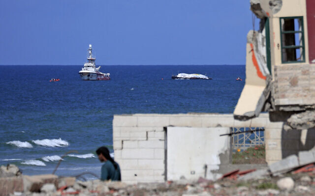Le navire maritime Open Arms s'approchant de Gaza, le 15 mars 2024. (Crédit : AFP)
