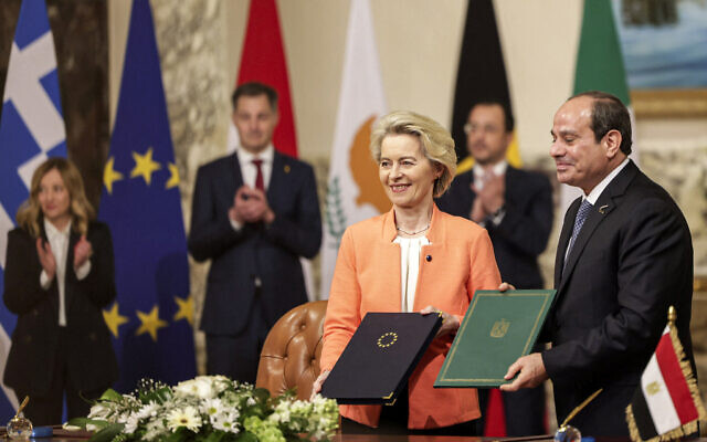 La présidente de la Commission européenne Ursula von der Leyen (2e à droite) et le président égyptien Abdel-Fattah al-Sissi (à droite) présentant des déclarations signées après leur sommet avec les dirigeants de l'Autriche, de la Belgique, de Chypre, de la Grèce et de l'Italie, au Caire, le 17 mars 2024. (Crédit : Stavros Ioannides/PIO/AFP) La présidente de la Commission européenne Ursula von der Leyen (2e à droite) et le président égyptien Abdel-Fattah al-Sissi (à droite) présentant des déclarations signées après leur sommet avec les dirigeants de l'Autriche, de la Belgique, de Chypre, de la Grèce et de l'Italie, au Caire, le 17 mars 2024. (Crédit : Stavros Ioannides/PIO/AFP)