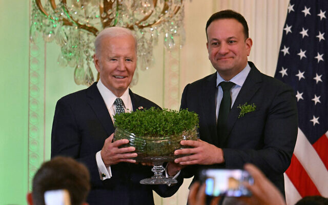 Joe Biden et Leo Varadkar, lors d'une célébration de la Saint-Patrick à la Maison Blanche, à Washington, le 17 mars 2024. (Crédit : Jim Watson AFP) Joe Biden et Leo Varadkar, lors d'une célébration de la Saint-Patrick à la Maison Blanche, à Washington, le 17 mars 2024. (Crédit : Jim Watson AFP)