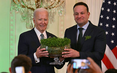 Le Taoiseach irlandais Leo Varadkar, à droite, donne un bouquet de trèfles irlandais au président américain Joe Biden pendant une fête de la St. Patrick à Washington, le 17 mars 2024. (Crédit : Jim Watson/AFP)