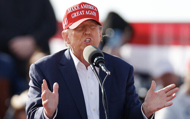 L'ancien président américain Donald Trump s'exprimant lors d'un rassemblement de Buckeye Values PAC, à Vandalia, dans l'Ohio, le 16 mars 2024. (Crédit : Kamil Krzaczynski/AFP)