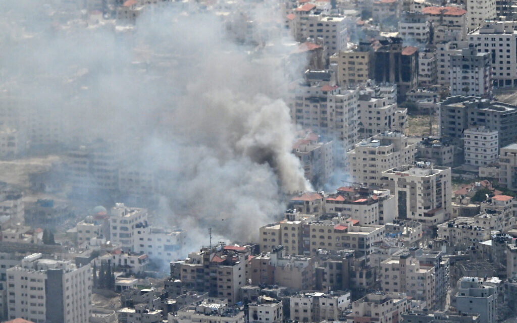 Une photo prise le 21 mars 2024 à bord d'un avion de transport militaire américain montre des volutes de fumée dans la bande de Gaza, dans le cadre des combats entre Israël et le groupe terroriste Hamas. (Giuseppe Cacace/AFP)