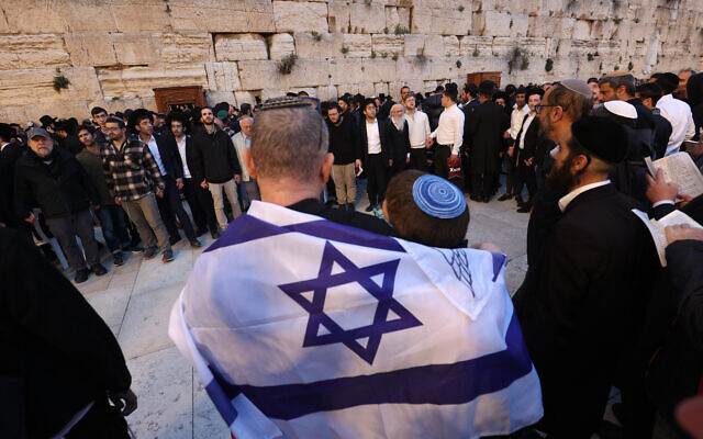 Un rassemblement pour les otages détenus à Gaza, au mur Occidental, dans la Vieille Ville de Jérusalem, le 21 mars 2024. (Crédit : GIL COHEN-MAGEN / AFP) Un rassemblement pour les otages détenus à Gaza, au mur Occidental, dans la Vieille Ville de Jérusalem, le 21 mars 2024. (Crédit : GIL COHEN-MAGEN / AFP)