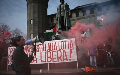 Des étudiants manifestent contre le gouvernement italien à Turin, dans le nord-ouest de l'Italie, le 22 mars 2024. (Crédit : Marco Bertorello/AFP)