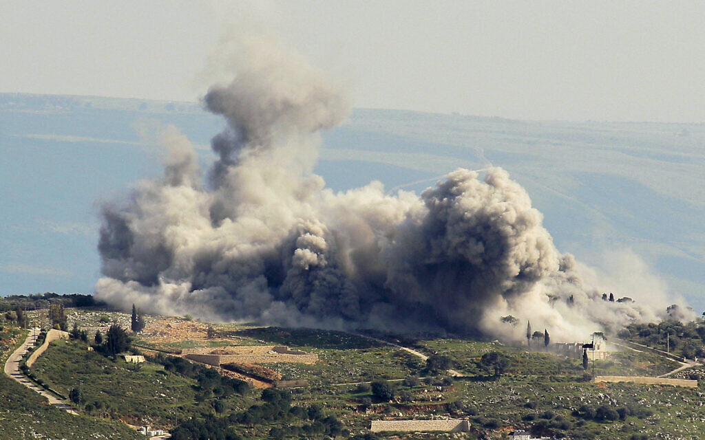 De la fumée s'élève dans le secteur d'une frappe israélienne dans le village de Khiam, au sud du Liban, près de la frontière avec Israël, le 23 mars 2024. (Crédit : Rabih Daher/AFP)