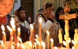 Une messe en commémoration des victimes du massacre de la salle de spectacle Crocus à la cathédrale Alexander Nevsky, en Crimée, le 24 mars 2024. (Crédit :  STRINGER / AFP)
