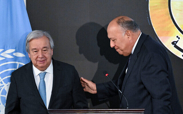 Le secrétaire-général des Nations unies Antonio Guterres, et le ministre égyptien des Affaires étrangères Sameh Shoukry, après une conférence de presse conjointe à la Nouvelle Capitale administrative, à l'Est du Caire, le 24 mars 2024. (Crédit : Khaled DESOUKI / AFP) Le secrétaire-général des Nations unies Antonio Guterres, et le ministre égyptien des Affaires étrangères Sameh Shoukry, après une conférence de presse conjointe à la Nouvelle Capitale administrative, à l'Est du Caire, le 24 mars 2024. (Crédit : Khaled DESOUKI / AFP)