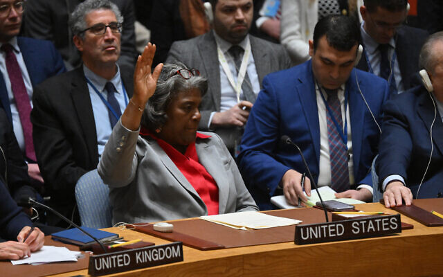 L'ambassadrice américaine aux Nations unies s'abstient pendant le vote d'une résolution appelant à un cessez-le-feu immédiat à Gaza pendant une rencontre du Conseil de sécurité au siège des Nations unies à New York, le 25 mars 2024. (Crédit : Angela Weiss / AFP)