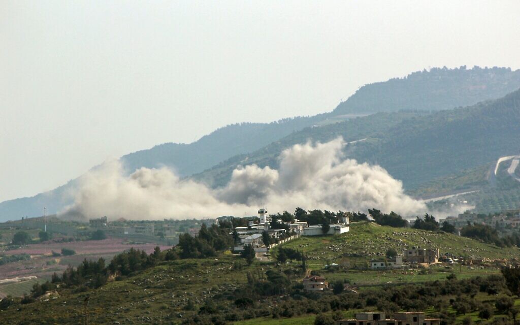 De la fumée s'élevant après un bombardement israélien sur le village de Kfarkila dans le sud du Liban, près de la frontière avec Israël, le 26 mars 2024. (Crédit : Rabih Daher/AFP)