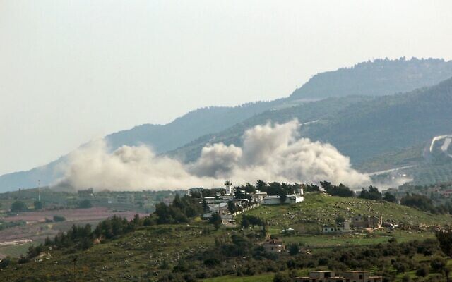 De la fumée s'élevant après un bombardement israélien sur le village de Kfarkila dans le sud du Liban, près de la frontière avec Israël, le 26 mars 2024. (Crédit : Rabih Daher/AFP)