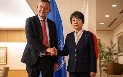La ministre japonaise des Affaires étrangères Yoko Kamikawa et le commissaire général de l'UNRWA Philippe Lazzarini avant une réunion au ministère des Affaires étrangères, à Tokyo, le 28 mars 2024. (Crédit : Yuichi Yamazaki/AFP)