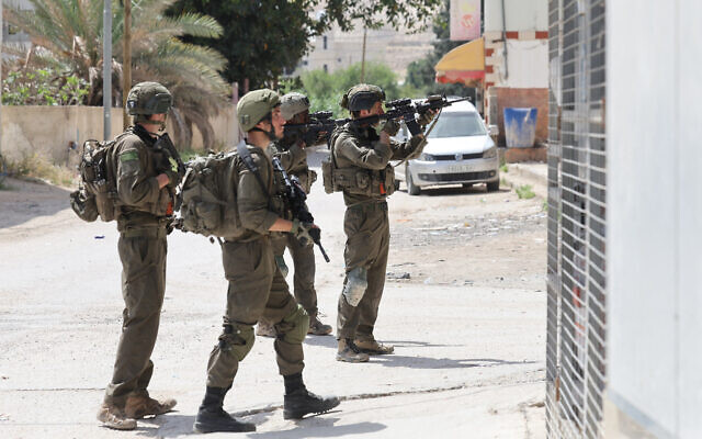 Les forces de sécurité israéliennes inspectent le secteur d'une fusillade à Al-Auja, en Cisjordanie, le 28 mars 2024. (Crédit : AHMAD GHARABLI / AFP) Les forces de sécurité israéliennes inspectent le secteur d'une fusillade à Al-Auja, en Cisjordanie, le 28 mars 2024. (Crédit : AHMAD GHARABLI / AFP)