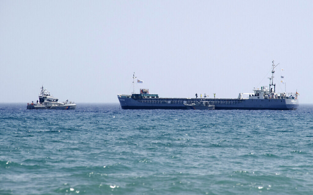 Le navire Jenifer de la World Central Kitchen transportant de l'aide alimentaire pour la bande de Gaza, à proximité du port de Larnaca, à Chypre, le 30 mars 2024. (Crédit : Iakovos Hatzistavrou/AFP)