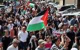 Des gens brandissant des drapeaux palestiniens lors d'un rassemblement marquant le 48e anniversaire de la Journée de la Terre, dans la ville israélienne de Deir Hanna, dans la région nord de la Galilée, le 30 mars 2024. (Crédit : Ahmad Gharabli/AFP)