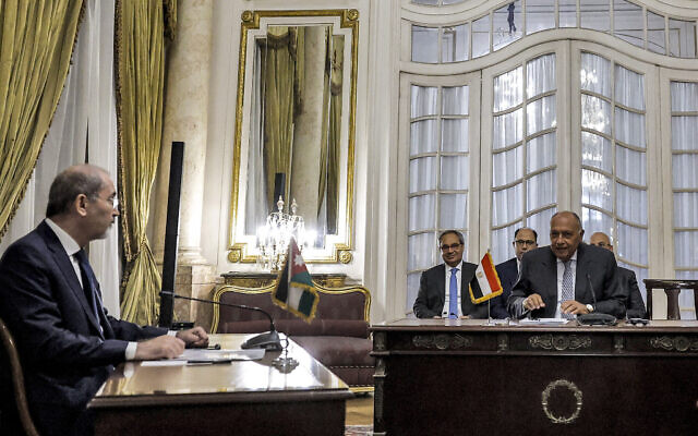 Le ministre jordanien des Affaires étrangères Ayman Safadi (à gauche) rencontrant le ministre égyptien des Affaires étrangères Sameh Choukry (à droite) et le ministre français de l'Europe et des Affaires étrangères (hors cadre) au siège du ministère égyptien des Affaires étrangères, au palais Tahrir, dans le centre du Caire, le 30 mars 2024. (Crédit : Khaled Desouki/AFP)