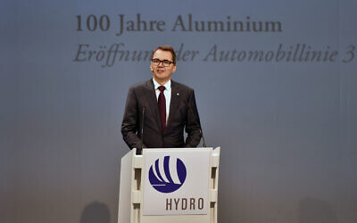Le PDG d'Hydro, Svein Richard Brandtzaeg, président du Conseil d'éthique du fonds de richesse norvégien de 1 600 milliards de dollars, s'adressant aux médias lors de l'ouverture d'une nouvelle ligne automobile du producteur d'aluminium norvégien Hydro, à Grevenbroich, en Allemagne, le 4 mai 2017. (Crédit : Martin Meissner/AP Photo)