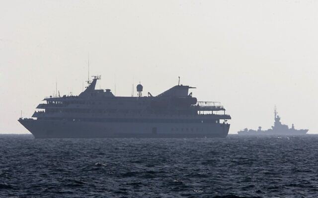 Le navire Mavi Marmara, le bateau de tête d'une flottille à destination de la bande de Gaza qui a été prise d'assaut par les commandos navals israéliens lors d'une confrontation avant l'aube, navigue dans le port d'Ashdod, en Israël, le 31 mai 2010. (Crédit : Ariel Schalit/AP Photo/Archives) Le navire Mavi Marmara, le bateau de tête d'une flottille à destination de la bande de Gaza qui a été prise d'assaut par les commandos navals israéliens lors d'une confrontation avant l'aube, navigue dans le port d'Ashdod, en Israël, le 31 mai 2010. (Crédit : Ariel Schalit/AP Photo/Archives)