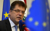 Le commissaire européen chargé de la gestion des crises, Janez Lenarcic, s'exprimant lors d'une conférence de presse au siège de l'UE, à Beyrouth, au Liban, le 31 mars 2023 (Crédit : Bilal Hussein/AP Photo)