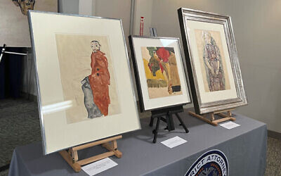 Des œuvres de l'artiste expressionniste autrichien Egon Schiele, lors d'une cérémonie de restitution des œuvres aux héritiers de Fritz Grünbaum, au bureau du procureur du district de Manhattan, le 20 septembre 2023. (Crédit : Bobby Caina Calvan/AP)