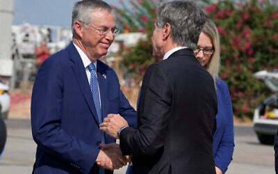L'ambassadeur d'Israël aux États-Unis, Michael Herzog (à gauche) accueillant le secrétaire d'État américain Antony Blinken, à l'arrivée de ce dernier à l'aéroport Ben Gurion de Tel Aviv, en Israël, le 12 octobre 2023. (Crédit : Jacquelyn Martin/AP)