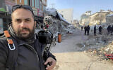 Issam Abdallah, vidéaste pour l’agence de presse Reuters, prend un selfie alors qu’il travaille à Maras, en Turquie, le 11 février 2023. (Crédit : Issam Abdallah/Reuters via AP)
