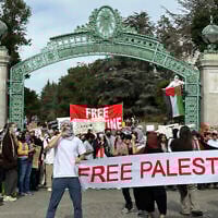 Illustration : Des étudiants pro-palestinien et anti-Israël manifestant au Sather Gate de l'Université de Berkeley, en Californie, le 16 octobre 2023. (Crédit : Michael Liedtke/AP Photo)