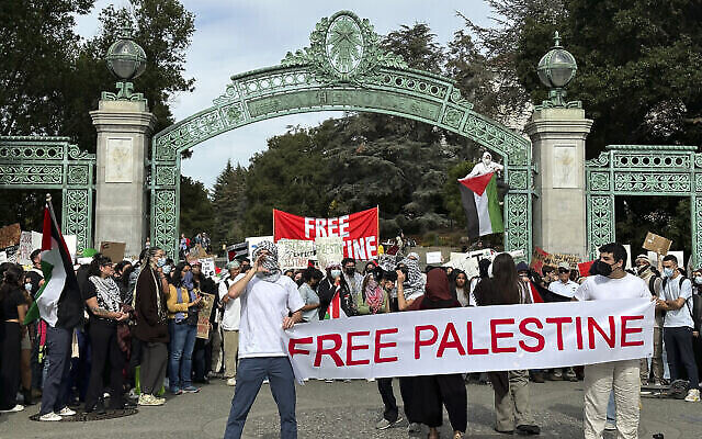 Illustration : Des étudiants pro-palestinien et anti-Israël manifestant au Sather Gate de l'Université de Berkeley, en Californie, le 16 octobre 2023. (Crédit : Michael Liedtke/AP Photo) Illustration : Des étudiants pro-palestinien et anti-Israël manifestant au Sather Gate de l'Université de Berkeley, en Californie, le 16 octobre 2023. (Crédit : Michael Liedtke/AP Photo)