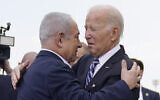 Le président américain Joe Biden (à droite) accueilli par le Premier ministre Benjamin Netanyahu, à l'aéroport international Ben Gurion, le 18 octobre 2023. (Crédit : Evan Vucci/AP)
