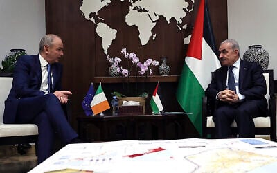 Le ministre irlandais de la Défense et des Affaires étrangères Micheal Martin, à gauche, rencontrant le Premier ministre de l'Autorité palestinienne Mohammad Shtayyeh, dans la ville de Ramallah, en Cisjordanie, le 16 novembre 2023. (Crédit : Zain Jaafar/Pool Photo via AP)