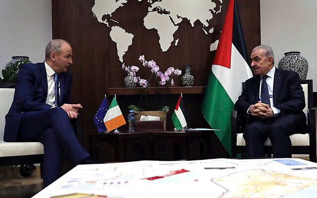 Le ministre irlandais de la Défense et des Affaires étrangères Micheal Martin, à gauche, rencontrant le Premier ministre de l'Autorité palestinienne Mohammad Shtayyeh, dans la ville de Ramallah, en Cisjordanie, le 16 novembre 2023. (Crédit : Zain Jaafar/Pool Photo via AP) Le ministre irlandais de la Défense et des Affaires étrangères Micheal Martin, à gauche, rencontrant le Premier ministre de l'Autorité palestinienne Mohammad Shtayyeh, dans la ville de Ramallah, en Cisjordanie, le 16 novembre 2023. (Crédit : Zain Jaafar/Pool Photo via AP)