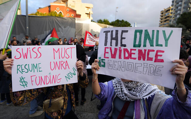 Des manifestants exigeant la reprise immédiate des financements de l’agence d’aide des Nations unies pour les Palestiniens (UNRWA), à proximité du siège l’Union européenne à Beirut, au Liban, le 7 février 2024. (Crédit : Bilal Hussein/AP Photo) Des manifestants exigeant la reprise immédiate des financements de l’agence d’aide des Nations unies pour les Palestiniens (UNRWA), à proximité du siège l’Union européenne à Beirut, au Liban, le 7 février 2024. (Crédit : Bilal Hussein/AP Photo)