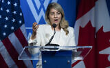 La ministre canadienne des Affaires étrangères Mélanie Joly parlant de la diplomatie des otages, au Wilson Center, à Washington, le 13 février 2024. (Crédit : Manuel Balce Ceneta/AP Photo)