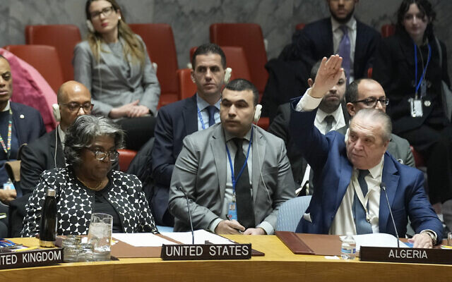 L'ambassadrice américaine aux Nations unies, Linda Thomas-Greenfield, à gauche, et l'ambassadeur algérien à l'ONU, Amar Bendjama, à droite, qui est en train de voter, lors d'une rencontre du Conseil de sécurité sur la guerre entre Israël et Gaza au siège des Nations unies, à New York City, le 20 février 2024. (Crédit : AP Photo/Seth Wenig) L'ambassadrice américaine aux Nations unies, Linda Thomas-Greenfield, à gauche, et l'ambassadeur algérien à l'ONU, Amar Bendjama, à droite, qui est en train de voter, lors d'une rencontre du Conseil de sécurité sur la guerre entre Israël et Gaza au siège des Nations unies, à New York City, le 20 février 2024. (Crédit : AP Photo/Seth Wenig)