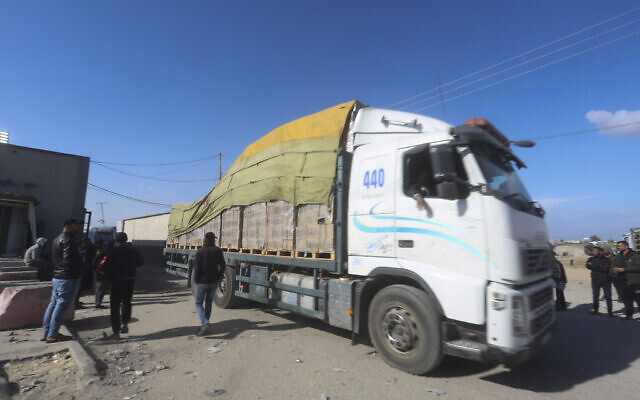Des camions d'aides humanitaires entrant dans la bande de Gaza depuis Israël par le poste-frontière de Kerem Shalom, à Rafah, le 14 janvier 2024. (Crédit : Hatem Ali/AP) Des camions d'aides humanitaires entrant dans la bande de Gaza depuis Israël par le poste-frontière de Kerem Shalom, à Rafah, le 14 janvier 2024. (Crédit : Hatem Ali/AP)