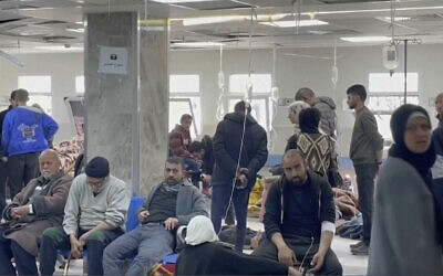 Illustration : Des blessés assis à l'intérieur de l'hôpital Shifa, à Gaza City, le 29 février 2024. (Crédit : AP Photo)