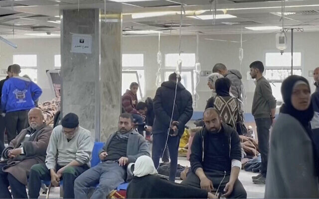 Illustration : Des blessés assis à l'intérieur de l'hôpital Shifa, à Gaza City, le 29 février 2024. (Crédit : AP Photo) Illustration : Des blessés assis à l'intérieur de l'hôpital Shifa, à Gaza City, le 29 février 2024. (Crédit : AP Photo)