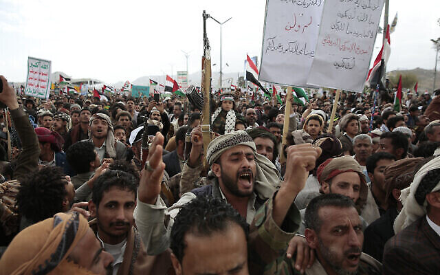 Des partisans des Houthis assistent à un rassemblement contre les frappes aériennes menées par les États-Unis sur le Yémen et la guerre dans la bande de Gaza à Sanaa, au Yémen, le vendredi 1er mars 2024. (Crédit : AP Photo/Osamah Abdulrahman) Des partisans des Houthis assistent à un rassemblement contre les frappes aériennes menées par les États-Unis sur le Yémen et la guerre dans la bande de Gaza à Sanaa, au Yémen, le vendredi 1er mars 2024. (Crédit : AP Photo/Osamah Abdulrahman)