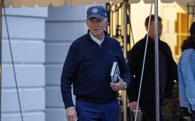 Le président américain Joe Biden s'avance vers les journalistes avant d'embarquer à bord de Marine One, à la Maison Blanche, à Washington, le 1er mars 2024. (Crédit : AP Photo/Andrew Harnik)