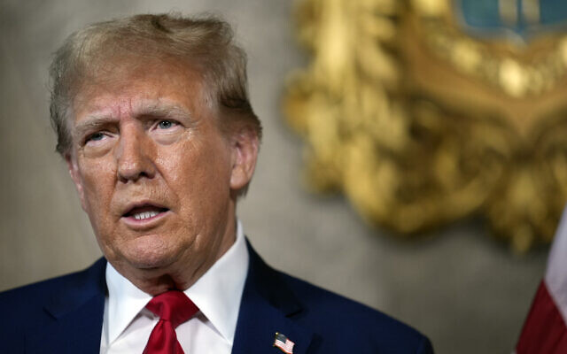 L'ancien président américain Donald Trump s'exprimant dans sa propriété de Mar-a-Lago, à Palm Beach, en Floride, le 4 mars 2024. (Crédit : Rebecca Blackwell/AP Photo) L'ancien président américain Donald Trump s'exprimant dans sa propriété de Mar-a-Lago, à Palm Beach, en Floride, le 4 mars 2024. (Crédit : Rebecca Blackwell/AP Photo)