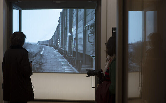 Des images historiques de trains transportant des juifs vers les camps de concentration nazis lors d'une présentation à la presse du nouveau musée national de la Shoah à Amsterdam, aux Pays-Bas, le 5 mars 2024. (Crédit : AP Photo/Peter Dejong)