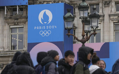 Un panneau olympique Paris 2024 affiché sur l'Hotel de Ville, à Paris, le 5 mars 2024. (Crédit : Michel Euler/AP)