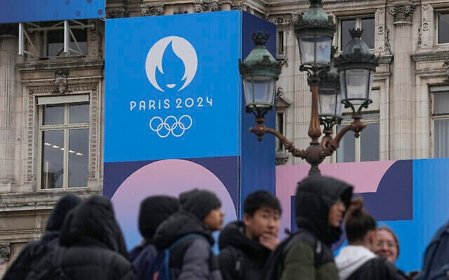 Un panneau olympique Paris 2024 affiché sur l'Hotel de Ville, à Paris, le 5 mars 2024. (Crédit : Michel Euler/AP) Un panneau olympique Paris 2024 affiché sur l'Hotel de Ville, à Paris, le 5 mars 2024. (Crédit : Michel Euler/AP)
