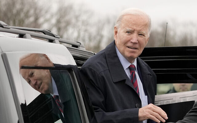 Le président Joe Biden arrive pour embarquer à bord d'Air Force One, à Hagerston, dans le Maryland, le 5 mars 2024. (Crédit : AP Photo/Alex Brandon) Le président Joe Biden arrive pour embarquer à bord d'Air Force One, à Hagerston, dans le Maryland, le 5 mars 2024. (Crédit : AP Photo/Alex Brandon)