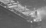 Cette image en noir et blanc publiée par le Commandement central de l'armée américaine montre l'incendie à bord du vraquier True Confidence après une attaque de missiles par les Houthis du Yémen, dans le golfe d'Aden, le 6 mars 2024. (Crédit : US Central Command via AP)
