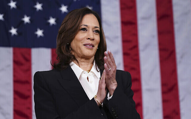 La vice-présidente américaine Kamala Harris avant que le président américain Joe Biden ne prononce le discours sur l'état de l'Union, lors d'une session conjointe du Congrès au Capitole, à Washington, le 7 mars 2024. (Crédit : Shawn Thew/Pool via AP) La vice-présidente américaine Kamala Harris avant que le président américain Joe Biden ne prononce le discours sur l'état de l'Union, lors d'une session conjointe du Congrès au Capitole, à Washington, le 7 mars 2024. (Crédit : Shawn Thew/Pool via AP)