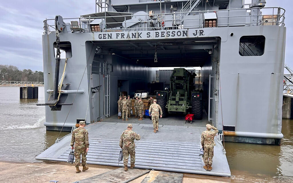 Le navire militaire américain General Frank S. Besson (LSV-1) se prépare à partir de la Joint Base Langley-Eustis, en Virginie, le 9 mars 2024. (Commandement central américain via AP)