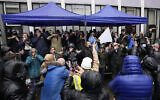 Des chofars sonnés à Londres pour la libération des otages israéliens à Gaza, le 10 mars 2024. (Crédit : AP Photo/Frank Augstein)