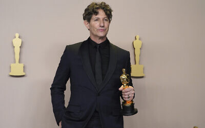 Jonathan Glazer pose avec le prix du meilleur film international pour "The Zone of Interest" dans la salle de presse des Oscars, au Dolby Theatre de Los Angeles, le 10 mars 2024. (Crédit : Jordan Strauss/Invision/AP)